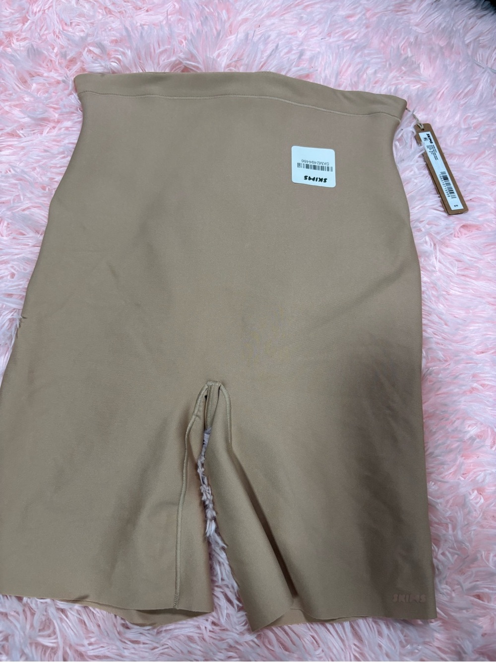SKIMS Body zoned mid rise shorts NWT Clay